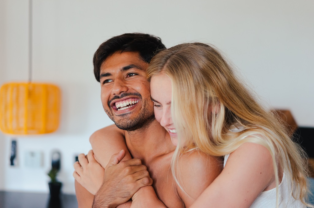 How to Know If He Loves You - 8 Signs He's in Love